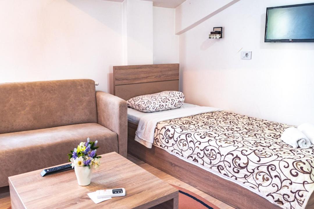 Ni Hotel Zeleni Vir מראה חיצוני תמונה